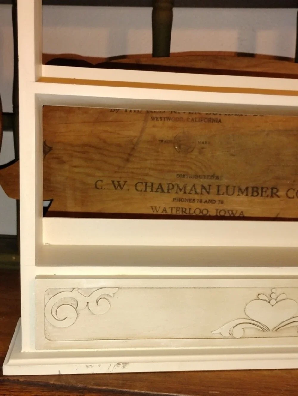 Jim Shore Cream Wooden Display Shelf with Carved Accents HEARTWOOD CREEK 2010